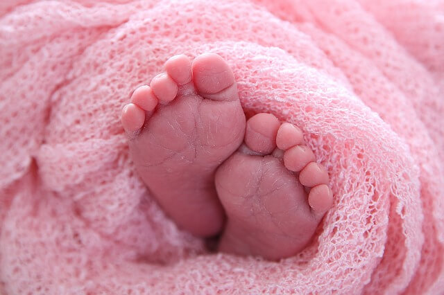 【赤ちゃんの足が臭い】足の裏や指、爪などが汗臭い原因とニオイ対策 明日いい日でありますように。