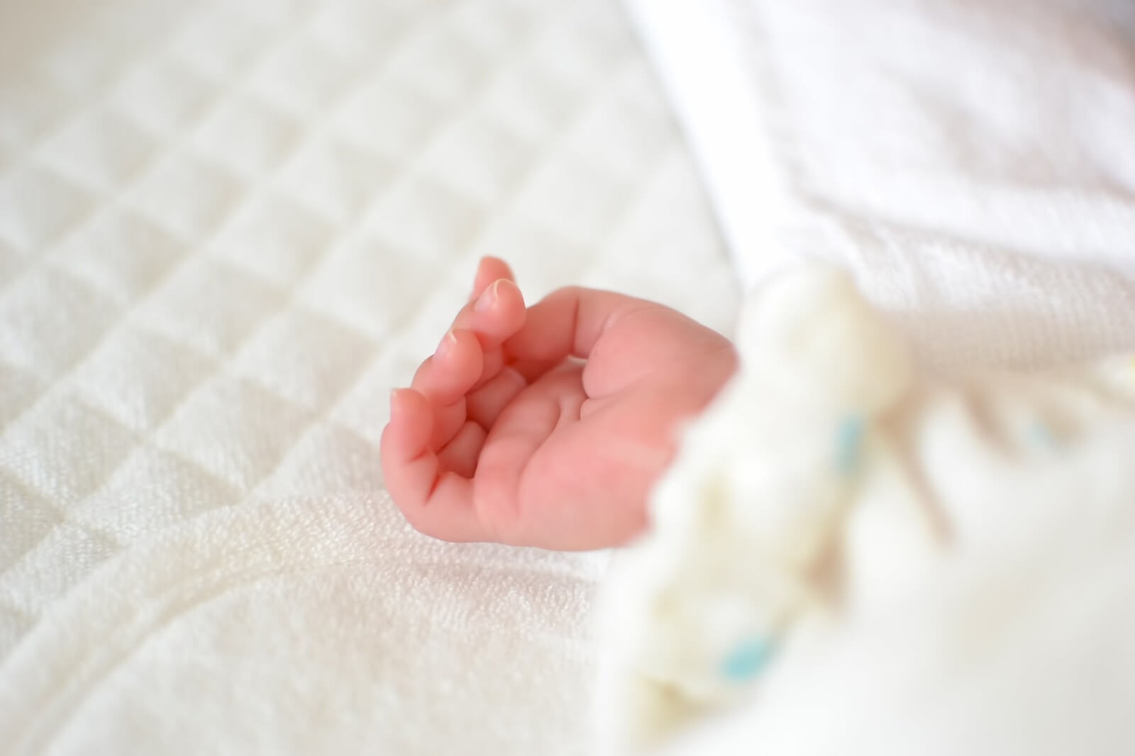 【赤ちゃんの枕が汗臭い】原因と対策！赤ちゃんの頭が臭い・かさぶたがある場合は？