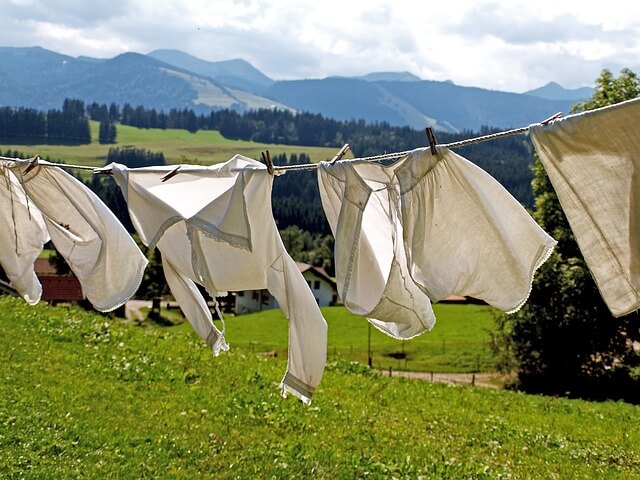 【アイロンなし裏ワザ】ブラウス・ワイシャツのシワにならない洗濯と干し方