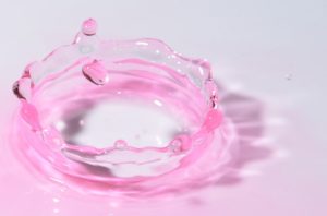 ピンク色の水